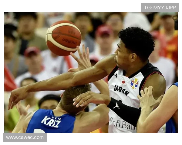 美国篮球队与塞尔维亚队激战正酣谁将赢得这场巅峰对决